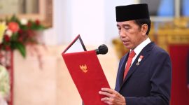 Presiden Joko Widodo melantik dan mengambil sumpah jabatan Anggota Dewan Kehormatan Penyelenggara Pemilu (DKPP) Unsur Tokoh Masyarakat untuk masa tugas tahun 2022-2027, pada Rabu, 7 September 2022, di Istana Negara, Jakarta. (Foto: BPMI Setpres/Lukas)