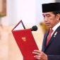 Presiden Joko Widodo melantik dan mengambil sumpah jabatan Anggota Dewan Kehormatan Penyelenggara Pemilu (DKPP) Unsur Tokoh Masyarakat untuk masa tugas tahun 2022-2027, pada Rabu, 7 September 2022, di Istana Negara, Jakarta. (Foto: BPMI Setpres/Lukas)
