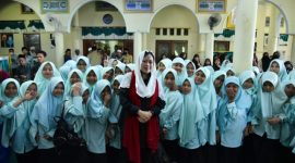 Ketua DPR RI Dr. (H.C) Puan Maharani foto bersama dengan para santriwati. Foto: Ist/Man


 