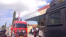 Massa aksi cegat truk pengangkut BBM.