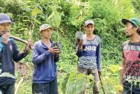 Anggota Rukun Tani Pakel sedang mempersiapkan pohon untuk ditanam. (Foto: warga)