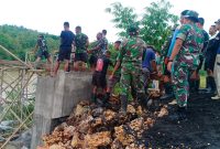 Kedatangan Letkol Inf Ubaydillah, Dandim 0826 memastikan pengerjaan pembangunan jembatan berjalan maksimal.