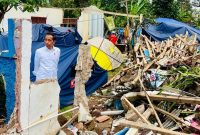 Untuk rumah dan fasilitas umum yang berada di zona merah, Presiden, Jokowi Dodo menegaskan bahwa pemerintah akan merelokasi bangunan tersebut ke tempat yang lebih aman.