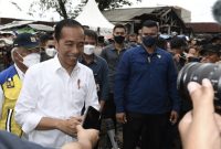 Presiden Joko Widodo menyampaikan keterangan kepada awak media usia menyapa para pedagang pasar di Pasar Pujasera, Kabupaten Sumedang, Selasa, 27 Desember 2022. Foto: BPMI Setpres/Kris
