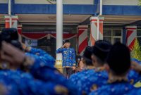 Wakil Bupati Sampang H. Abdullah saat memimpin Upacara Peringatan Hari Ulang Tahun (HUT) ke-51 Korps Pegawai Republik Indonesia (KORPRI), HUT ke-77 Persatuan Guru Republik Indonesia (PGRI) dan Hari Guru Nasional (HGN) tahun 2022.