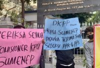 Jatim Progres saat melakukan aksi di depan gedung DKPP Jakarta (foto: Suaranet).