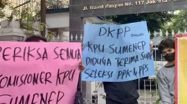 Jatim Progres saat melakukan aksi di depan gedung DKPP Jakarta (foto: Suaranet).
