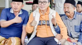 Bupati Pamekasan, Baddrut Tamam bersama warganya. (Foto: ist)