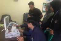 Sejumlah mahasiswa UTM sedang melakukan Technoligy Training bagi perangkat Desa Lombang. (Foto: Faried Zulkarnain)