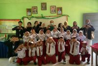 Kelompok KKN 20 UTM saat mensosialisasikan Gogicuta di SDN Lombang. (Foto: Oktavia Permatasari) 