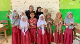 Kelompok 42 pengabdian masyarakat saat melakukan pendampingan belajar di SDN Rangperang Daja. (Foto: Firda Aulia' Umami) 