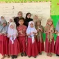 Kelompok 42 pengabdian masyarakat saat melakukan pendampingan belajar di SDN Rangperang Daja. (Foto: Firda Aulia' Umami) 