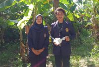 Mahasiswa UTM, Lisana Sidkin Alia dan Buyung Abdillah pembuat lampu otomatis di Desa Rangperang Daja. (Foto: Lisana Sidkin Alia) 