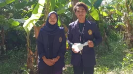 Mahasiswa UTM, Lisana Sidkin Alia dan Buyung Abdillah pembuat lampu otomatis di Desa Rangperang Daja. (Foto: Lisana Sidkin Alia) 