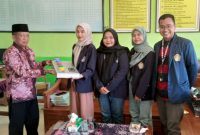 Sejumlah Mahasiswa UTM saat memberikan alat media pembelajaran rangkaian listrik garam kepada pihak SD Rangperang Daja 3. (Foto: Sebisa Putri) 