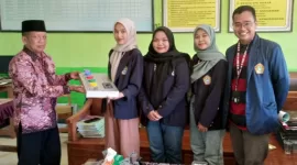 Sejumlah Mahasiswa UTM saat memberikan alat media pembelajaran rangkaian listrik garam kepada pihak SD Rangperang Daja 3. (Foto: Sebisa Putri) 