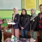 Sejumlah Mahasiswa UTM saat memberikan alat media pembelajaran rangkaian listrik garam kepada pihak SD Rangperang Daja 3. (Foto: Sebisa Putri) 
