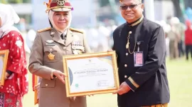 Gubernur Jatim saat memberikan penghargaan kepada PT Pelindo (Foto: Istimewa)