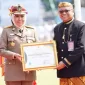 Gubernur Jatim saat memberikan penghargaan kepada PT Pelindo (Foto: Istimewa)