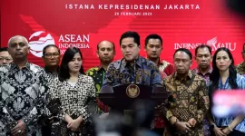 Ketua Umum PSSI Erick Thohir menyampaikan keterangannya kepada awak media di Kantor Presiden, Jakarta, pada Senin, 20 Februari 2023. Foto: BPMI Setpres/Lukas