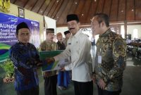 Wakil bupati Pamekasan, Fattah Jasin memberikan fasilitas guru ngaji secara simbolis.