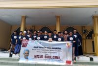 GMC Bangkalan foto bersama setelah melakukan bakti sosial bersih-bersih masjid.