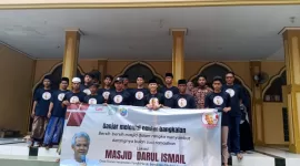 GMC Bangkalan foto bersama setelah melakukan bakti sosial bersih-bersih masjid.