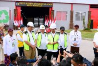 Presiden Joko Widodo menyampaikan keterangan kepada awak media usai meresmikan Tempat Pengolahan Sampah Terpadu (TPST) Kesiman Kertalangu, Kota Denpasar, Provinsi Bali, Senin, 13 Maret 2023.