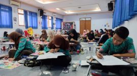 Antusias: Para siswa mengikuti lomba menggambar dan mewarnai yang diselenggarakan Artreeum di aula Universitas Madura.
