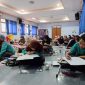 Antusias: Para siswa mengikuti lomba menggambar dan mewarnai yang diselenggarakan Artreeum di aula Universitas Madura.