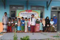 Sejumlah Anak Yatim  Swafoto Bersama Usai Pemberian Santunan.  Sumber Foto: Dok FAMMUR.