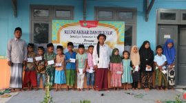 Sejumlah Anak Yatim  Swafoto Bersama Usai Pemberian Santunan.  Sumber Foto: Dok FAMMUR.
