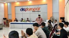 Kepala Disporapar Pamekasan memberikan sambutan dalam acara pemilihan pemuda pelopor di Kabupaten Pamekasan.