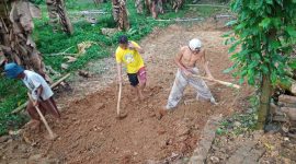 Gotong royong membangun jalan penghubung.