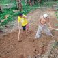 Gotong royong membangun jalan penghubung.