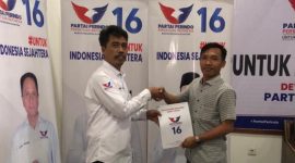 Wahyudi saat menerima rekomendasi dari DPW Perindo Jawa Timur untuk maju Caleg. (Foto: Dok.Istimewa)