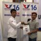 Wahyudi saat menerima rekomendasi dari DPW Perindo Jawa Timur untuk maju Caleg. (Foto: Dok.Istimewa)