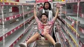 Foto: Willie Salim Youtuber Tukang Borong saat borong Alfamart 