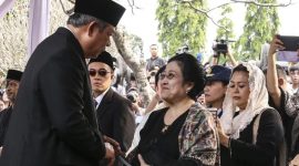 Foto: Saat Perjumpaan SBY dan Megawati di Pelantikan Presiden Indonesia 2005
