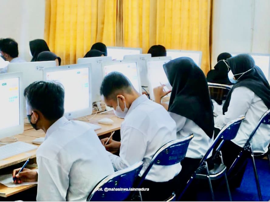 Peserta UM-PTKIN IAIN Madura saat mengikuti tes seleksi. (Foto: Doc IAIN Madura).