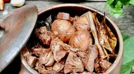 Gudeg adalah makanan ikonik Jogja yang wajib Anda coba.