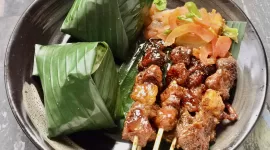 Sate ini terdiri dari daging ayam atau daging sapi yang ditusuk menggunakan bambu dan dibakar di atas bara api.