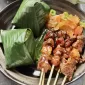 Sate ini terdiri dari daging ayam atau daging sapi yang ditusuk menggunakan bambu dan dibakar di atas bara api.