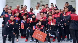 foto bersama sejumlah atlet di halaman Istana Merdeka, Jakarta dengan Presiden Joko Widodo.