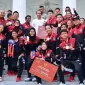 foto bersama sejumlah atlet di halaman Istana Merdeka, Jakarta dengan Presiden Joko Widodo.