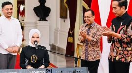 Putri juga memiliki kesempatan untuk menyanyikan dua lagu di depan Presiden, dengan diiringi oleh seorang pemain keyboard.