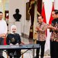Putri juga memiliki kesempatan untuk menyanyikan dua lagu di depan Presiden, dengan diiringi oleh seorang pemain keyboard.