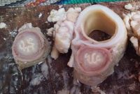 Potongan daging sapi tersebut menampilkan lafadz Allah dan Muhammad dalam bahasa Arab. Keduanya terlihat pada dua potongan daging sapi terpisah berwarna putih tulang dengan latar belakang kemerahan. (Foto: Fauzi)