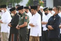 Presiden Jokowi saat melaksanakan shalat idul Fitri Dok. Setpes Presiden RI