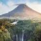 Puncak Rinjani menawarkan pemandangan langit biru yang luas, dan pada malam hari, pendaki dapat melihat kemilau bintang di langit.
